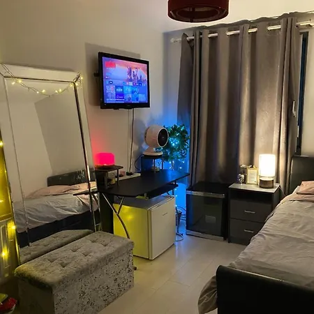 Private Room - Shared Apartment Near The City